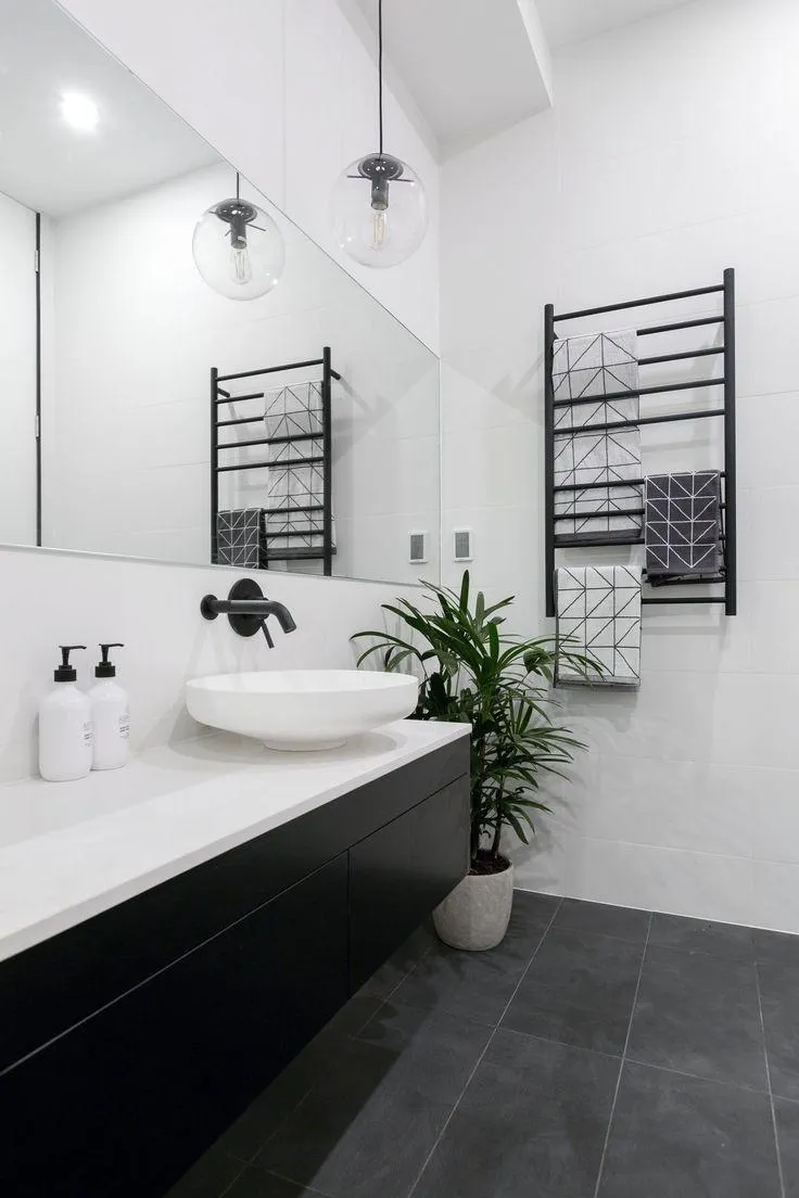 Black And White Bathroom | Indus Appstore | Screenshot